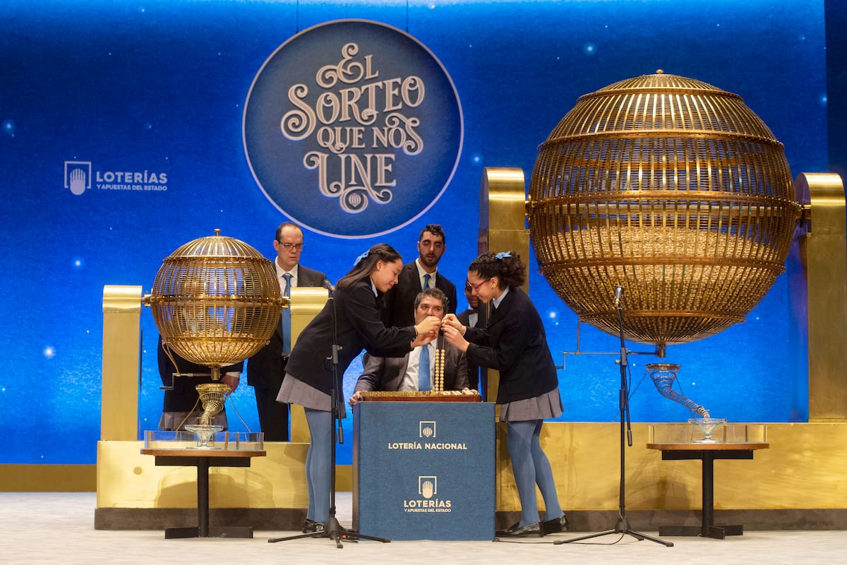 Alumnos de la escuela San Ildefonso de Madrid cantan el número ganador del sorteo de Lotería de Navidad española en el Teatro Real de Madrid, el domingo 22 de diciembre de 2019. (AP Foto/Paul White)