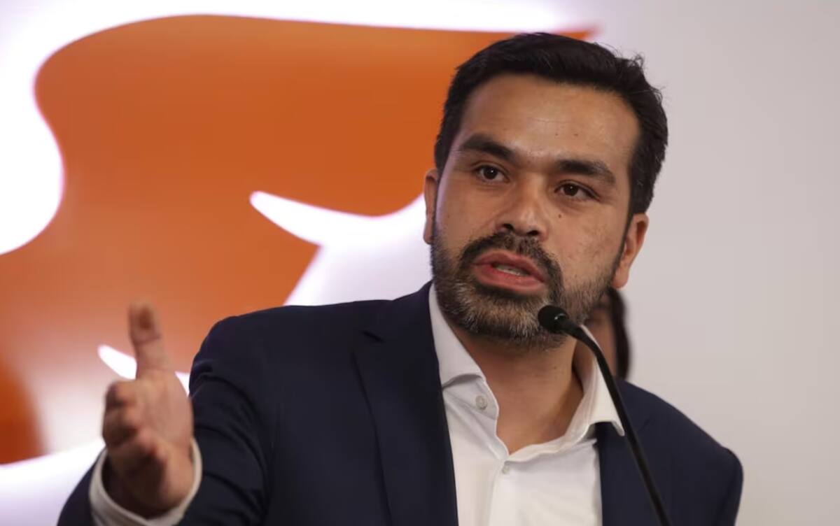 Jorge Álvarez Máynez, dirigente nacional de Movimiento Ciudadano, durante su visita a Veracruz, donde abordó temas relacionados con el proceso electoral y rechazó vínculos de su partido con el crimen organizado. / El Universal.