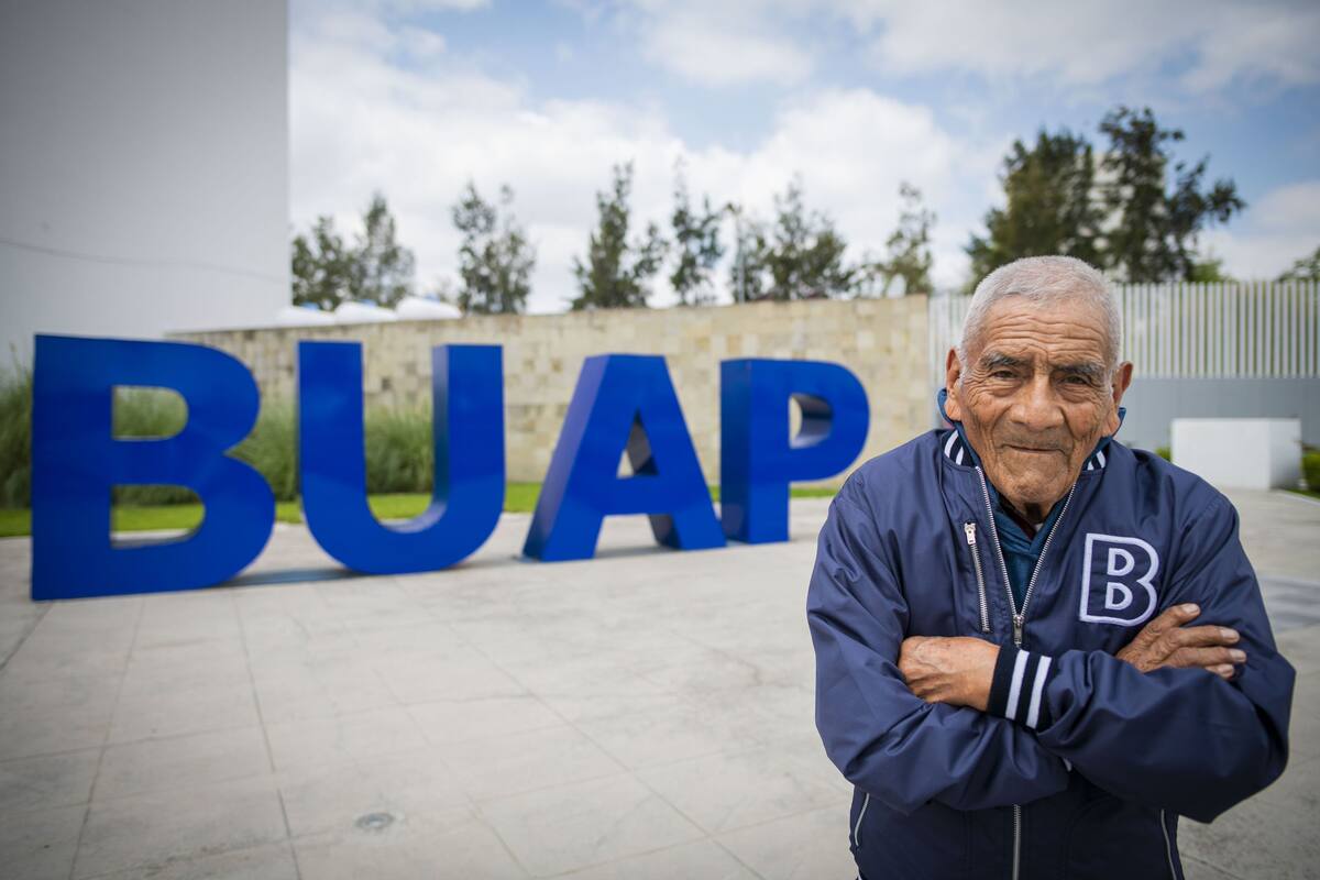 Abuelito se titula de Ingeniero a los 84 años