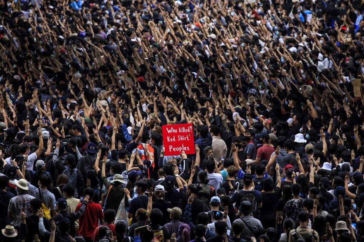 Bangkok: por cuarto día consecutivo resisten las protestas el acoso policial