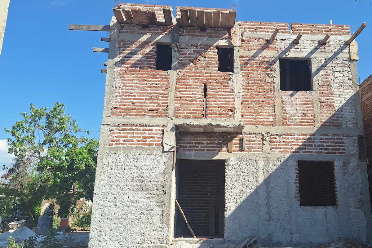 Muere hombre al caer de un andamio mientras trabajaba