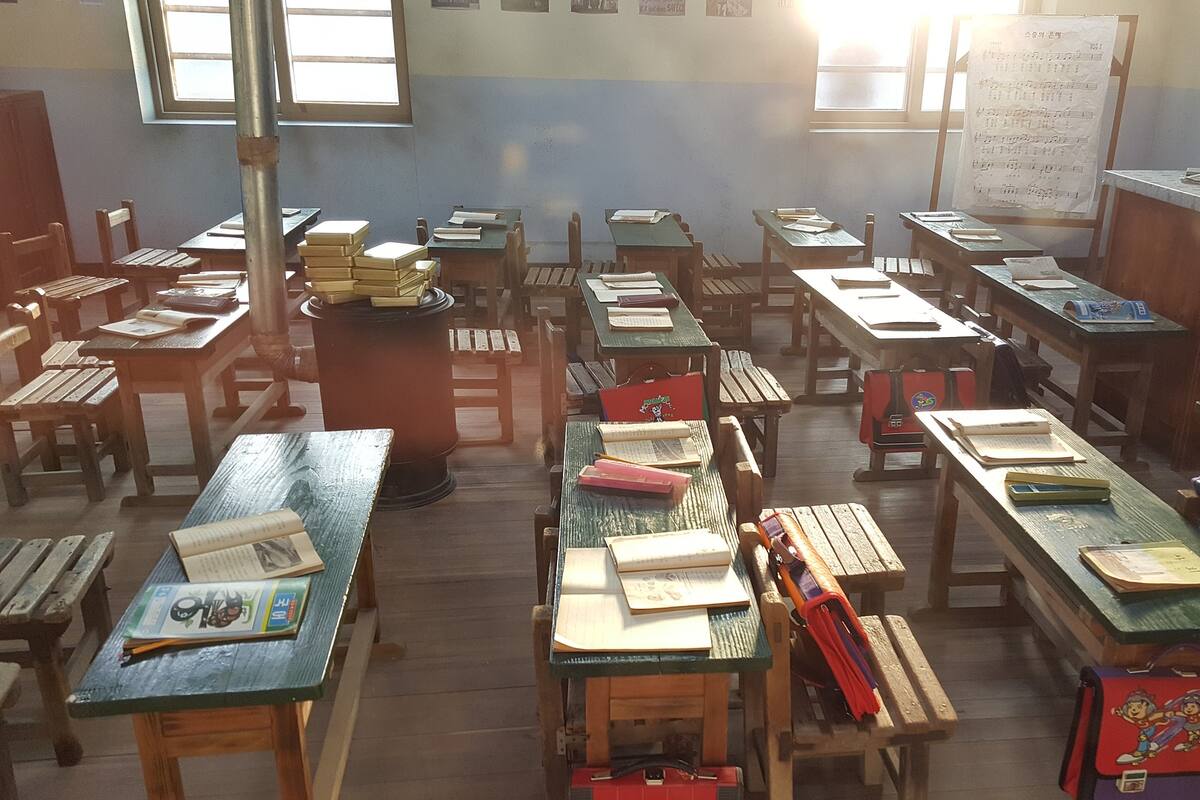 Alumno de primaria toca inapropiadamente a compañera; padres de familia exigen suspensión