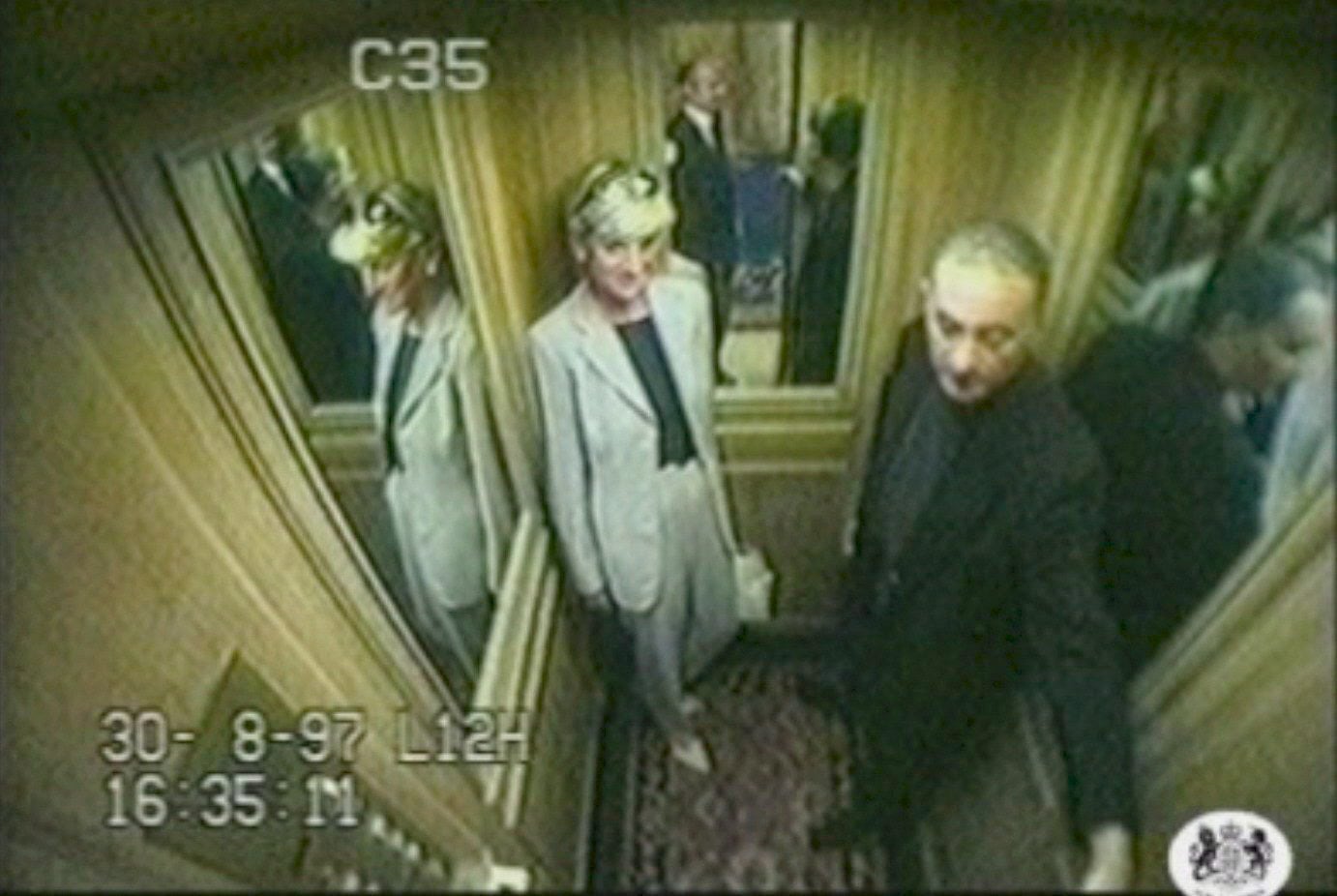Foto cedida por la oficina del juez de instrucción del caso de la muerte de la princesa Diana de Gales, que muestra a la princesa (i), junto a su novio, Dodi al Fayed, en el ascensor del hotel Ritz de París, Francia, horas antes de su muerte en un accidente de coche, el 30 de agosto de 1997. | Crédito: EFE/Banco digital GH