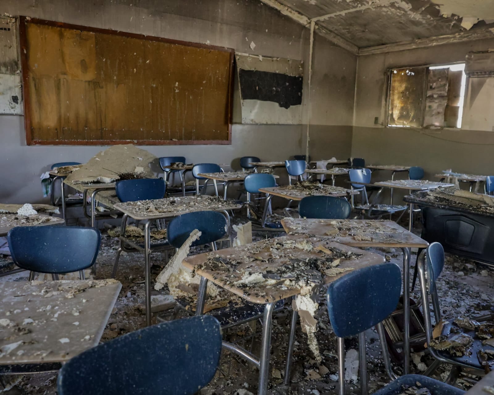Tres aulas de la Secundaria General No. 11 resultaron afectadas por un incendio registrado en el plantel ubicado en el fraccionamiento Los Naranjos. Autoridades investigan las causas del siniestro. (Foto: Javier Gallegos)
