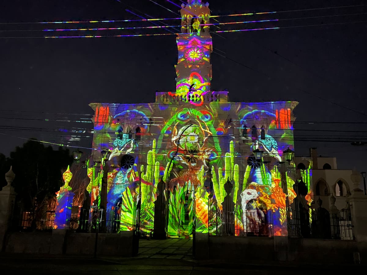 La Capilla del Carmen se llenó de luces y colores con la presentación de Video Mapping a cargo de Sangre del Desierto. Foto: Anneth Marín