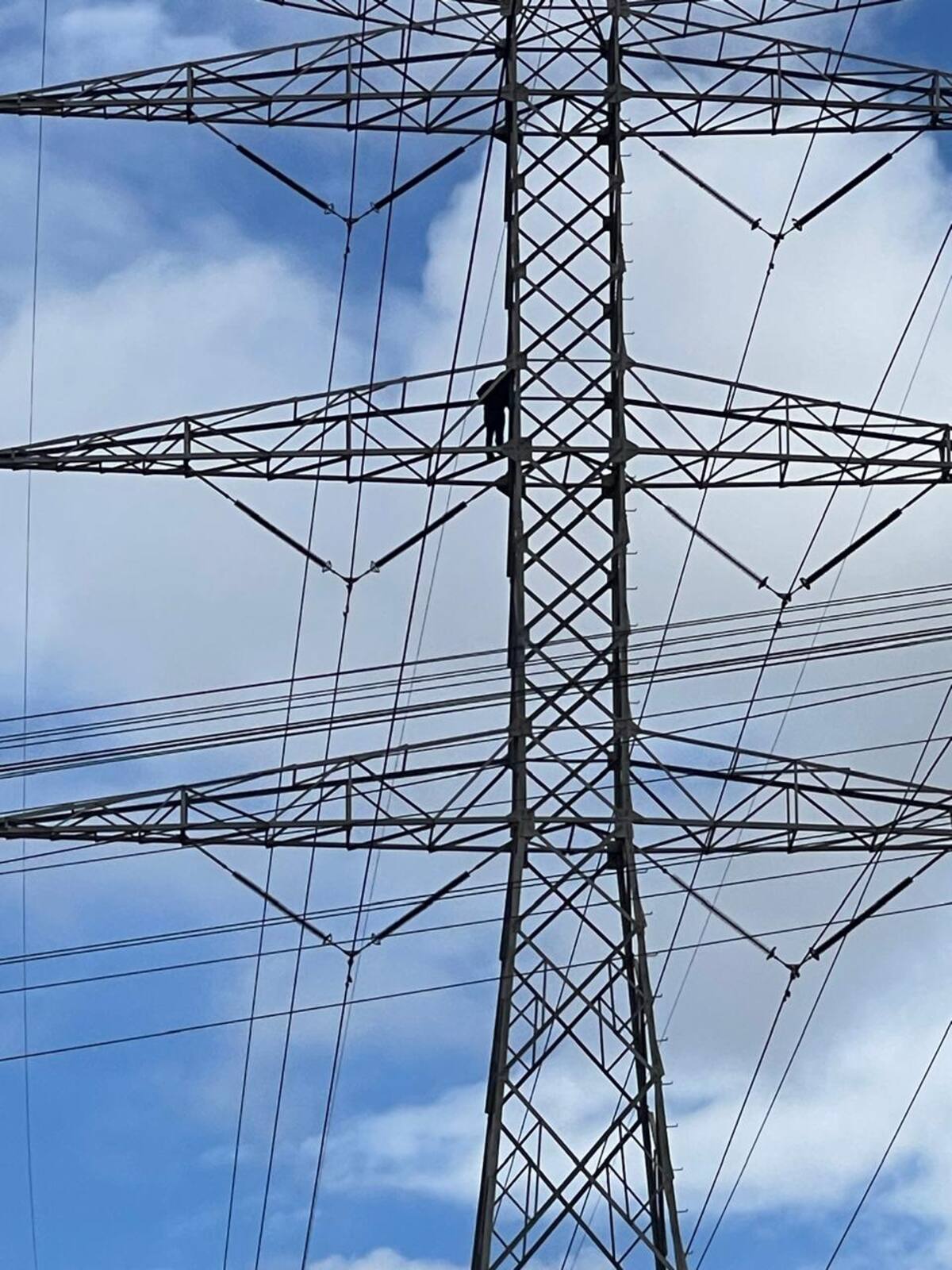 El hombre ha permanecido arriba de la torre por espacio de tres horas.