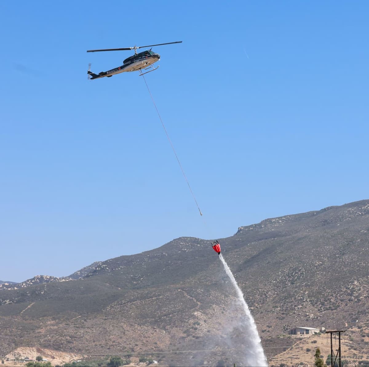 La gobernadora destacó que el helicóptero especializado permitirá apoyar a brigadistas en zonas de difícil acceso y reducir riesgos para las familias bajacalifornianas durante la temporada de incendios.│Foto: Cortesía