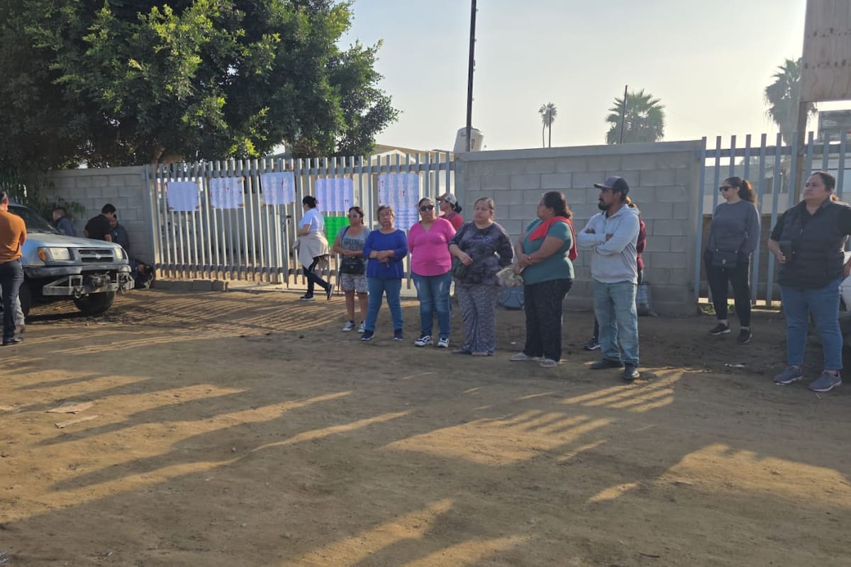 Padres toman Secundaria 105 en Maneadero por falta de maestro desde marzo