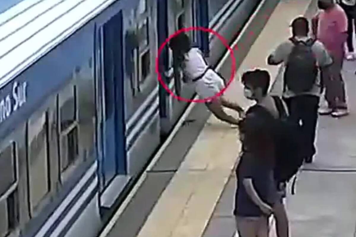 VIDEO: Mujer se demaya y cae debajo de un tren, pero sale con vida