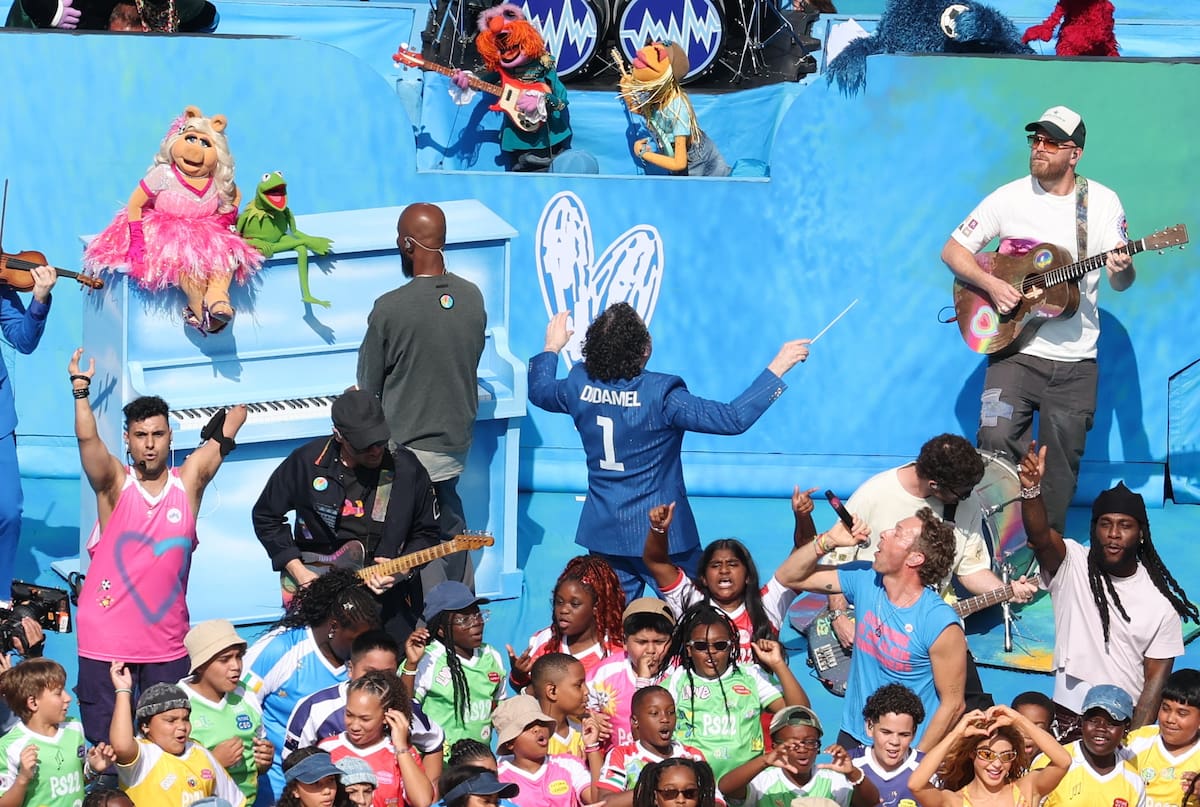 EAST RUTHERFORD (United States), 19/07/2026.- Venezuelan conductor Gustavo Dudamel, Colombian singer Shakira, British pop band Coldplay with New York City's PS 22 Chorus, Kermit, Miss Piggy and other Muppets
perform in the Halftime show during the FIFA World Cup 2026 final match Spain against Argentina, in New Jersey, USA, 19 July 2026. (España, Nueva York) EFE/EPA/SARAH YENESEL