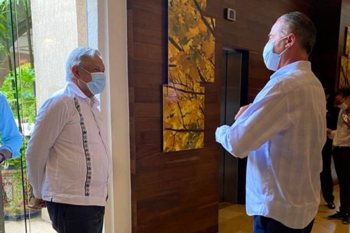 Quirino Díaz recibe a AMLO con cubrebocas en hotel de Sinaloa