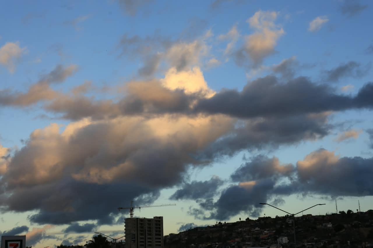 El pronóstico para Tijuana prevé posibles lluvias jueves y viernes, seguidas de un fin de semana soleado con máximas de hasta 25 grados. Foto: Sergio Ortiz