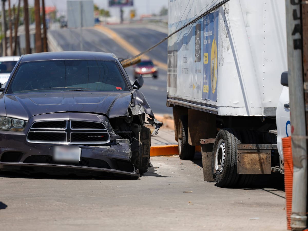 Un vehículo deportivo Dodge y una pick up modificada que transportaba mercancía de un centro comercial chocaran entre sí, provocando que la unidad impactara un poste de telefonía.│Foto: Juan J. Morales