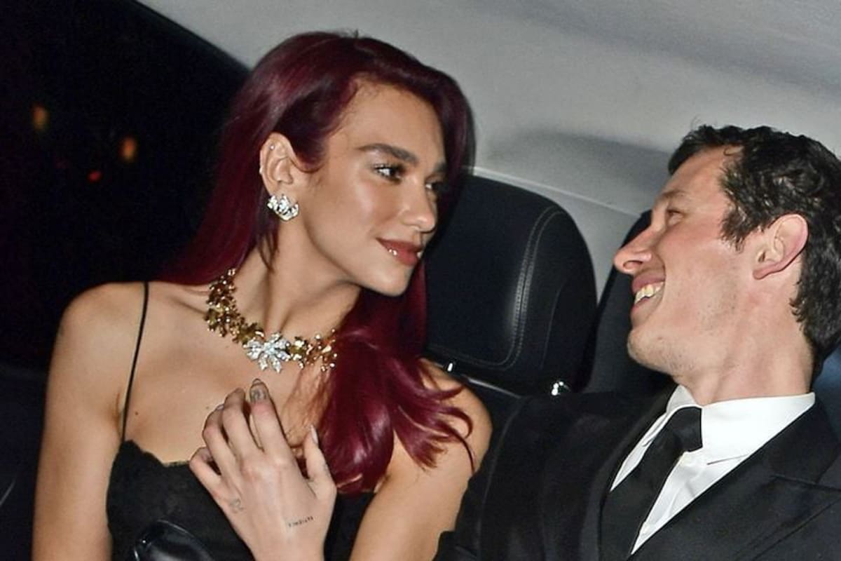 Dua Lipa y Callum Turner anuncian su compromiso durante las fiestas navideñas