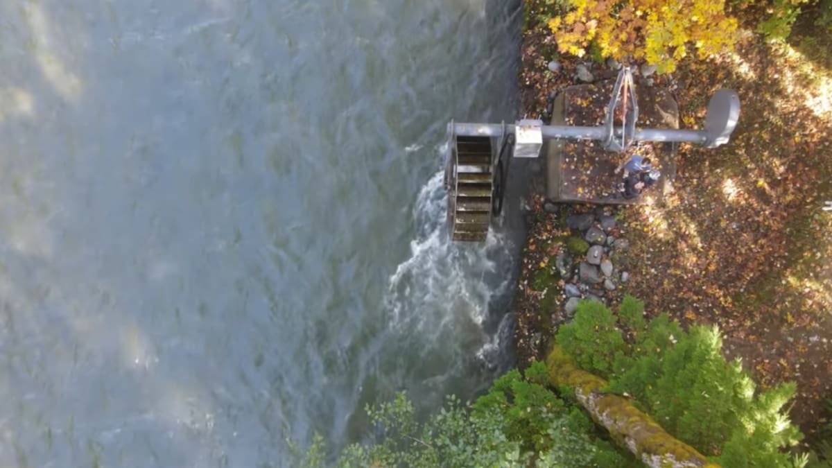 El sistema microhidráulico genera hasta 36 kWh diarios aprovechando el flujo constante de un río en condiciones reales. /Captura de pantalla