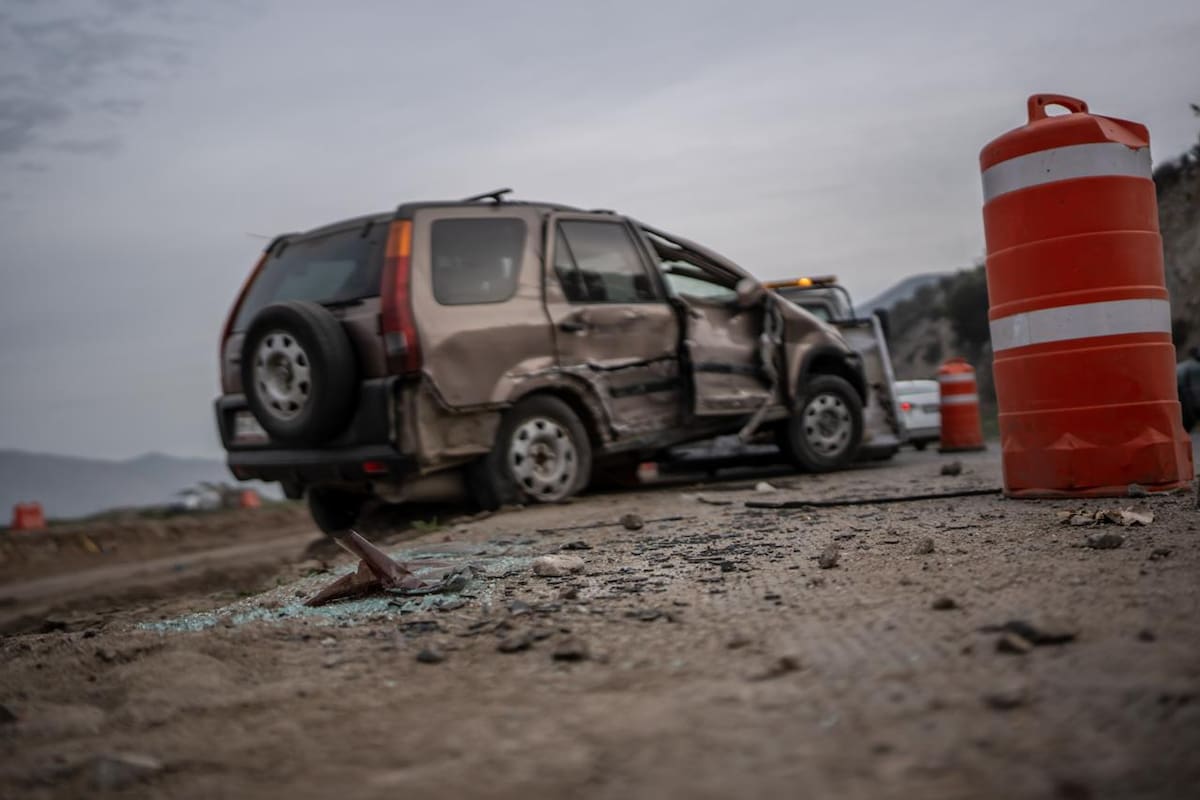 Volcadura en el bulevar 2000 deja dos lesionados tras choque entre dompe y camioneta