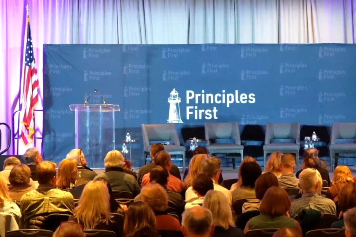 Cumbre anti-Trump es evacuada tras amenazas de bomba