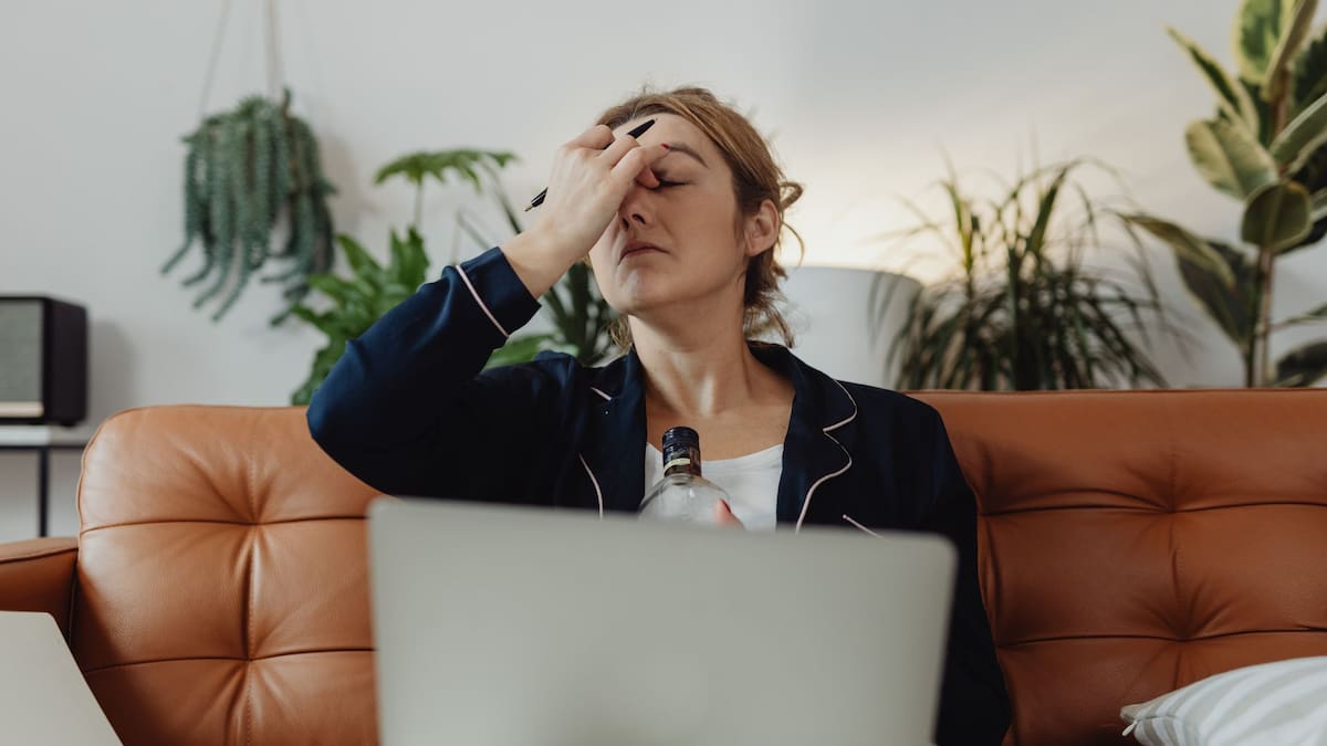 ¿Ojos cansados por usar la computadora? La regla de los 20 segundos que ayuda a descansar la vista | Foto: Especial (canva)