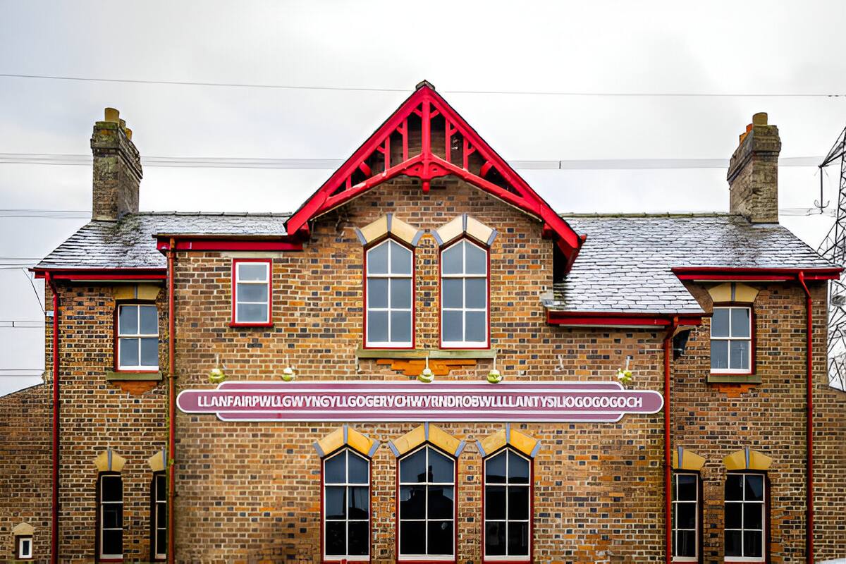 Llanfairpwllgwyngyllgogerychwyrndrobwllllantysiliogogogoch: La ciudad galesa impronunciable que atrae a turistas