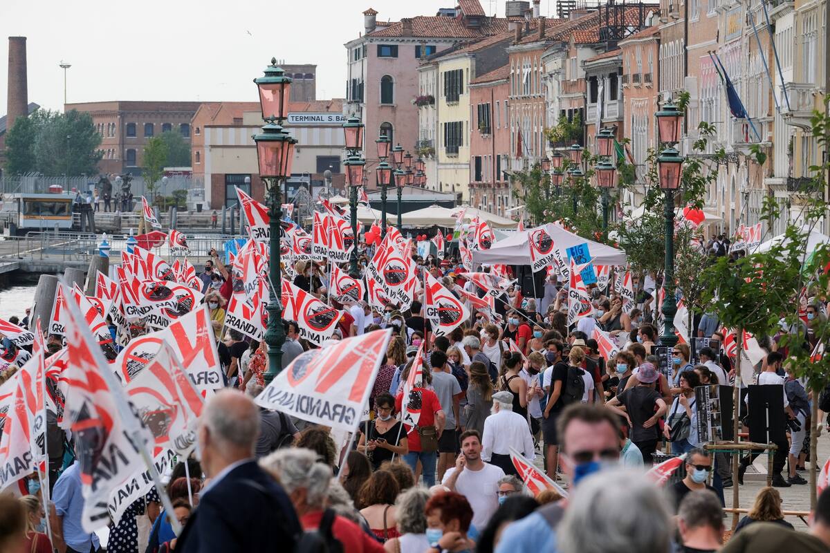 Los residentes de Venecia realizan una protesta para exigir el fin de los cruceros que pasan por la ciudad de la laguna, ya que el primer crucero de la temporada de verano sale del puerto de Venecia, Italia, 5 junio 2021.
REUTERS/Manuel Silvestri