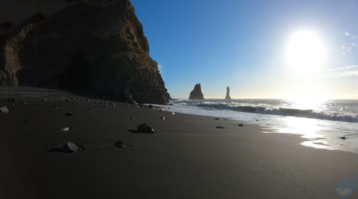 Así es Reynisfjara, la playa de arena negra donde el mar parece desaparecer de la orilla.