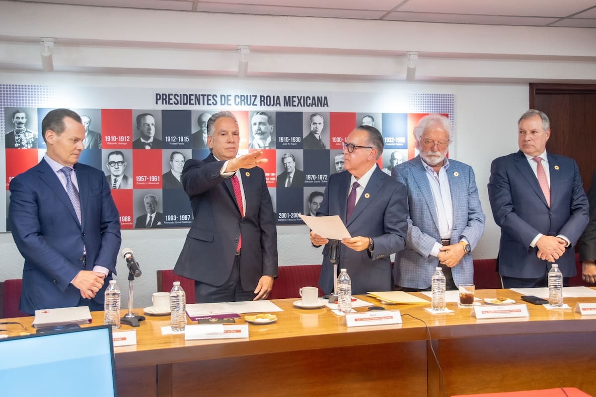 Momentos en que rinde protesta Eduardo S. de Agüero Le Duc, como nuevo presidente nacional de la Cruz Roja. FOTO: ESPECIAL