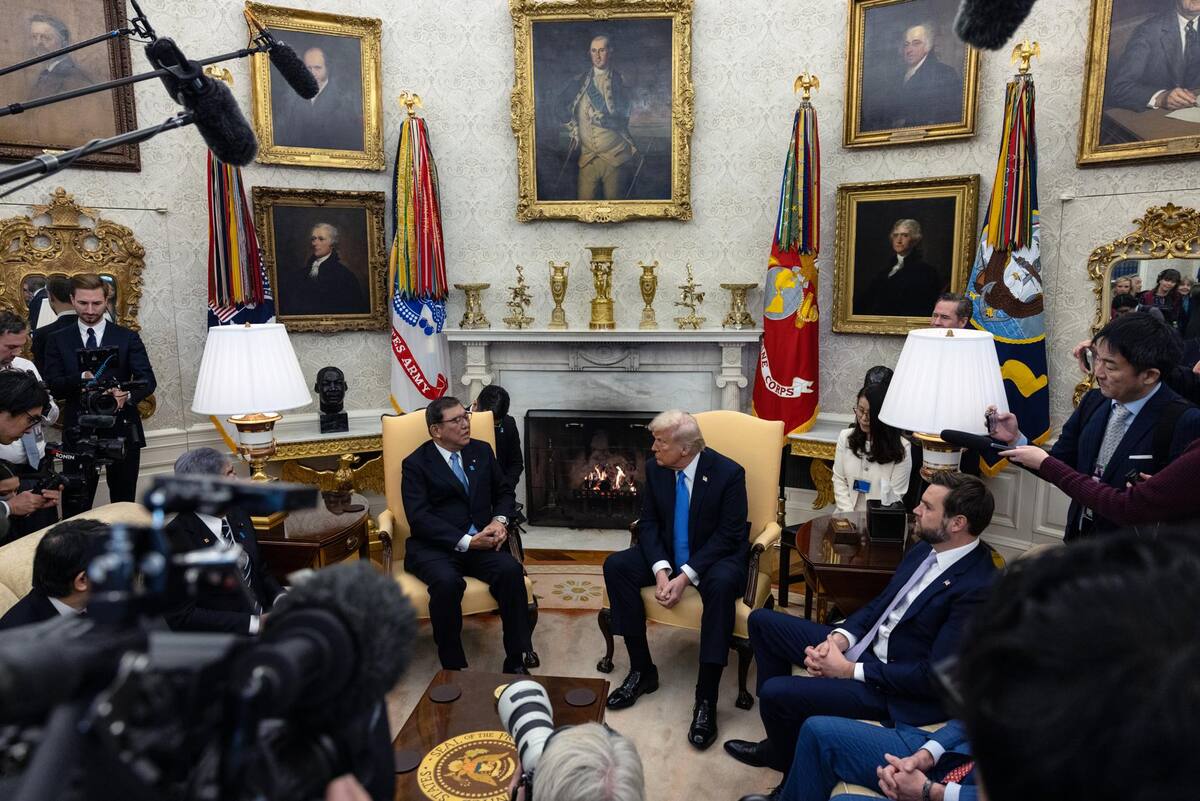 WASHINGTON (United States), 07/02/2025.- US President Donald Trump (C-R) meets with Japanese Prime Minister Shigeru Ishiba (C-L) in the Oval Office at the White House in Washington, DC, USA, 07 February 2025. (Japón) EFE/EPA/ANNA ROSE LAYDEN / POOL