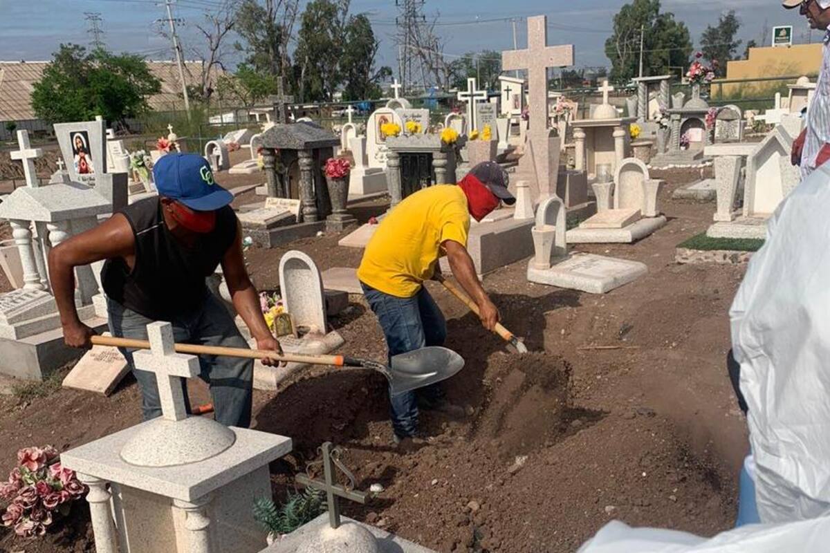 Familia visita tumba de padre y encuentra destrozos; FGJE descarta profanación