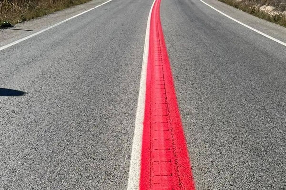 Nueva señalización innovadora para la seguridad vial: Doble línea roja en carreteras