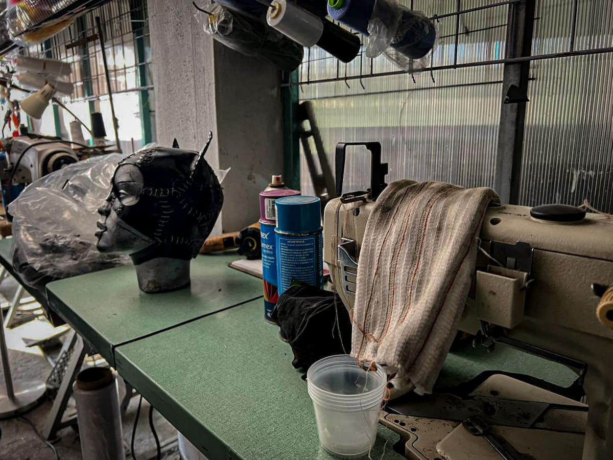 Desde un taller familiar en la colonia Pípila, la familia Cárdenas combina escultura, diseño digital e impresión 3D para fabricar máscaras, armas y piezas inspiradas en la cultura pop, trabajos que han llegado a distintos países. Foto: Leonardo González