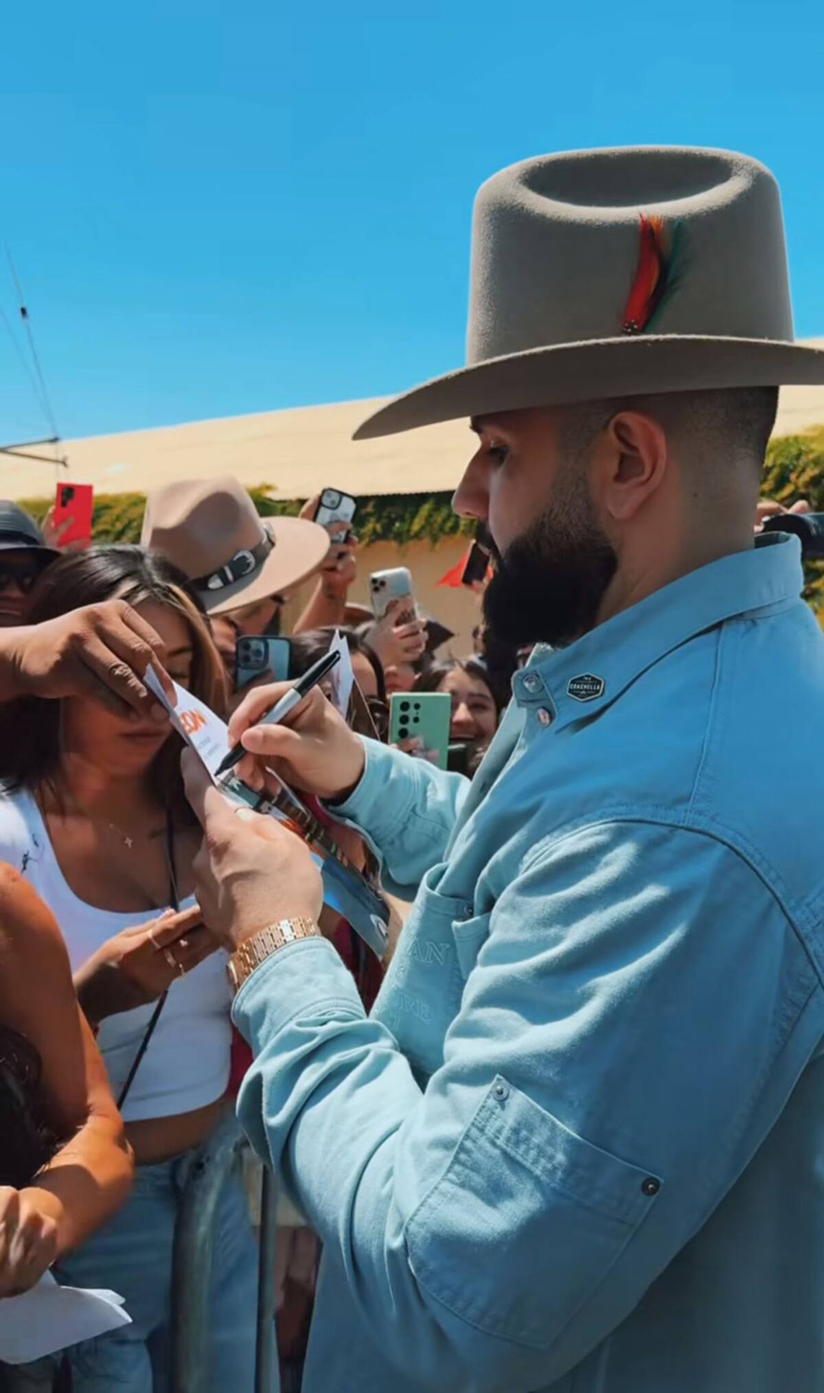 El cantante dio autógrafos al público que acudió al evento.