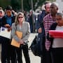Menos vacantes y más despidos en Estados Unidos durante marzo alertan sobre el impacto económico de la guerra con Irán que ya afecta los suministros globales aunque el repunte de contrataciones en servicios financieros y salud evita por ahora un colapso en el mercado del trabajo