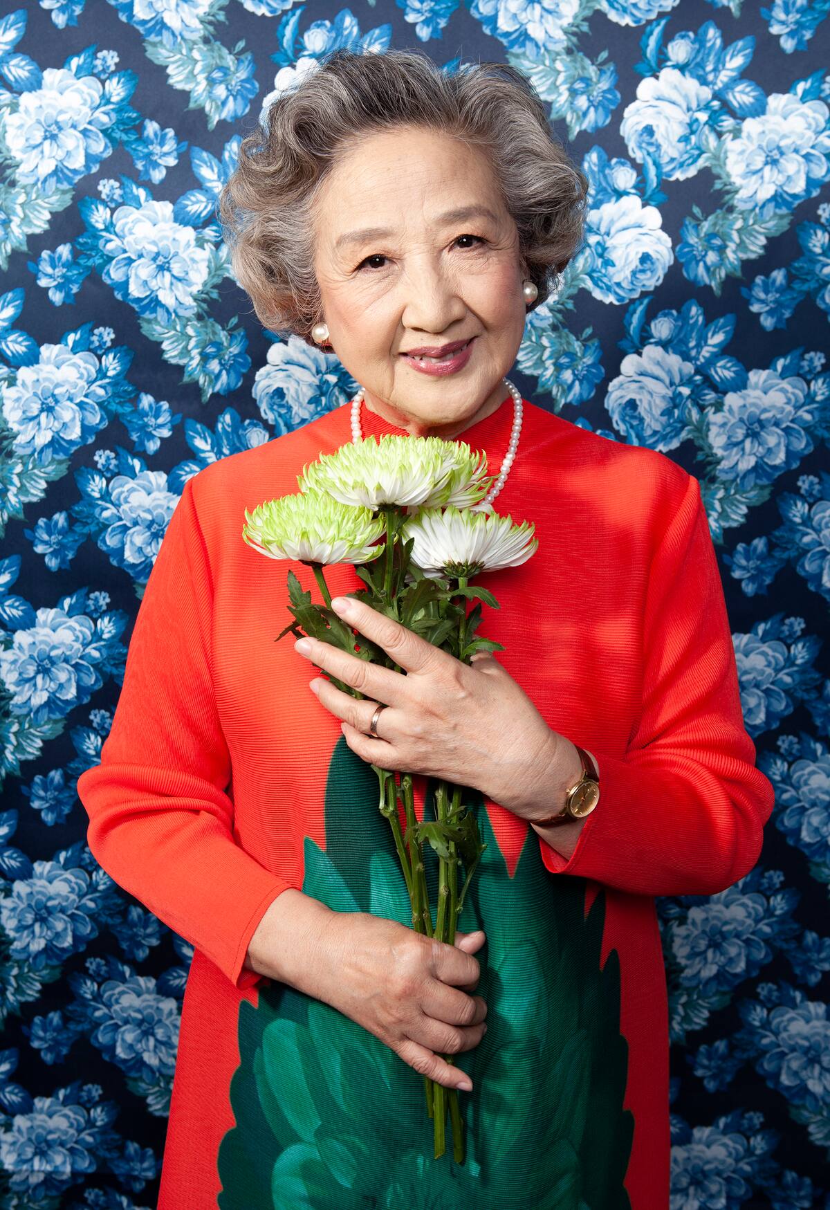 En esta foto del 11 de noviembre del 2019, la actriz Zhao Shuzhen posa en West Hollywood, California, durante la promoción de su película "The Farewell". (Foto por Rebecca Cabage/Invision/AP)
