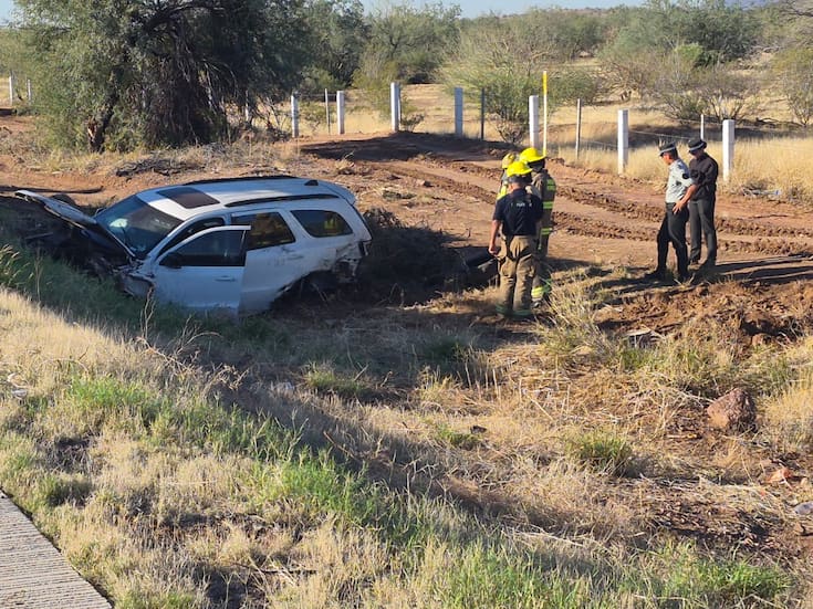 Camioneta se impacta contra canal en el kilómetro 237 de la carretera Hermosillo-Guaymas