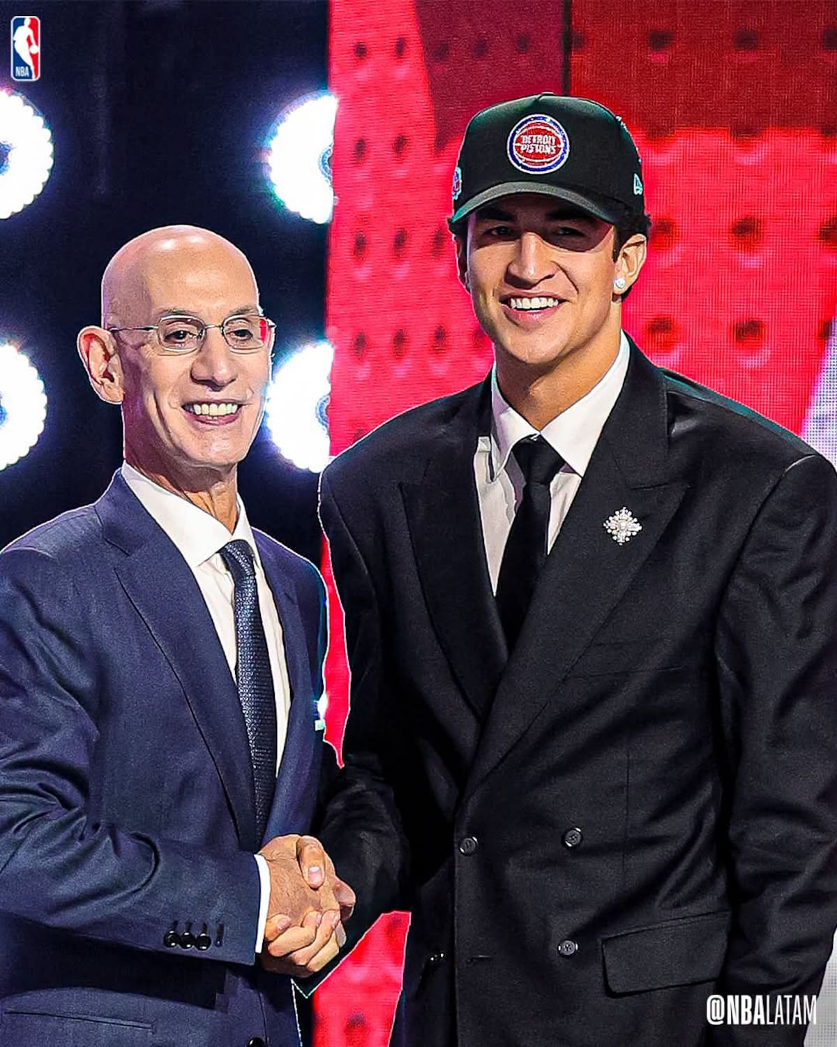 El comisionado de la NBA le estrecha la mano a Karim López que posa con la gorra de los Pistons de Detroit. (Foto: NBA Latam)
