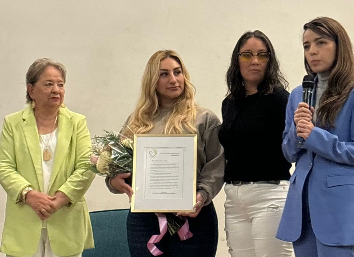 La Fundación Pro Trasplantes de Baja California A.C. entregó un reconocimiento a la madre de la joven, quien recibió una ovación por parte del gremio médico presente.