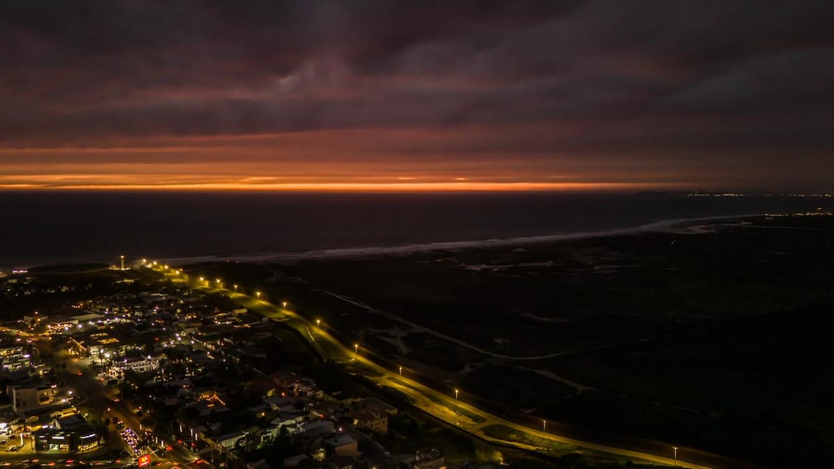 La zona costa de Tijuana registró un colorido atardecer este jueves 12, cuando nubes densas y matices intensos iluminaron el cielo y el mar al caer el sol. Foto: Border Zoom