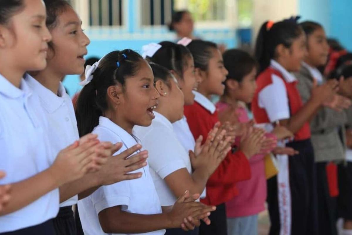 Estudiantes aprenden y cantan la lengua mazateca de Oaxaca para preservarla.