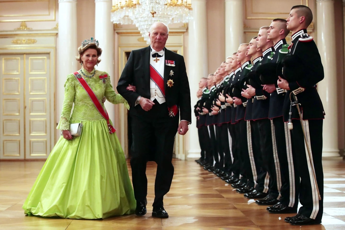 El rey Harald y la reina Sonja de Noruega llegan a una cena de gala para celebrar sus 80 cumpleaños, en el Palacio Real de Oslo, el 9 de mayo de 2017. | Crédito: Haakon Mosvold Larsen/NTB Scanpix vía AP, Archivo