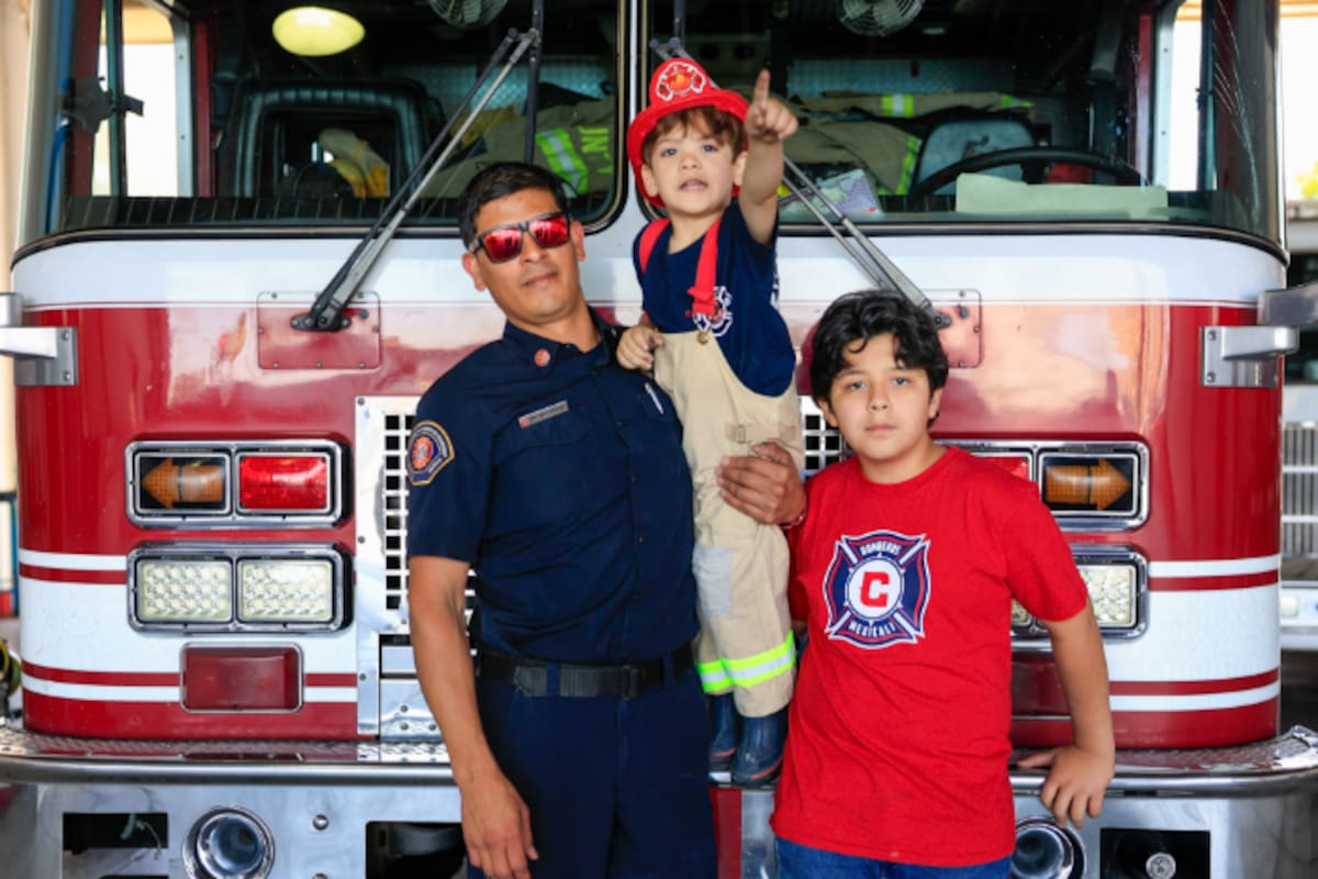 Un casco, un legado: el sueño de un bombero y su pequeño