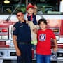 Un casco, un legado: el sueño de un bombero y su pequeño