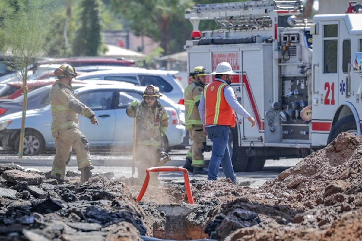 Retroexcavadora causa daños en tubería de gas de plaza comercial
