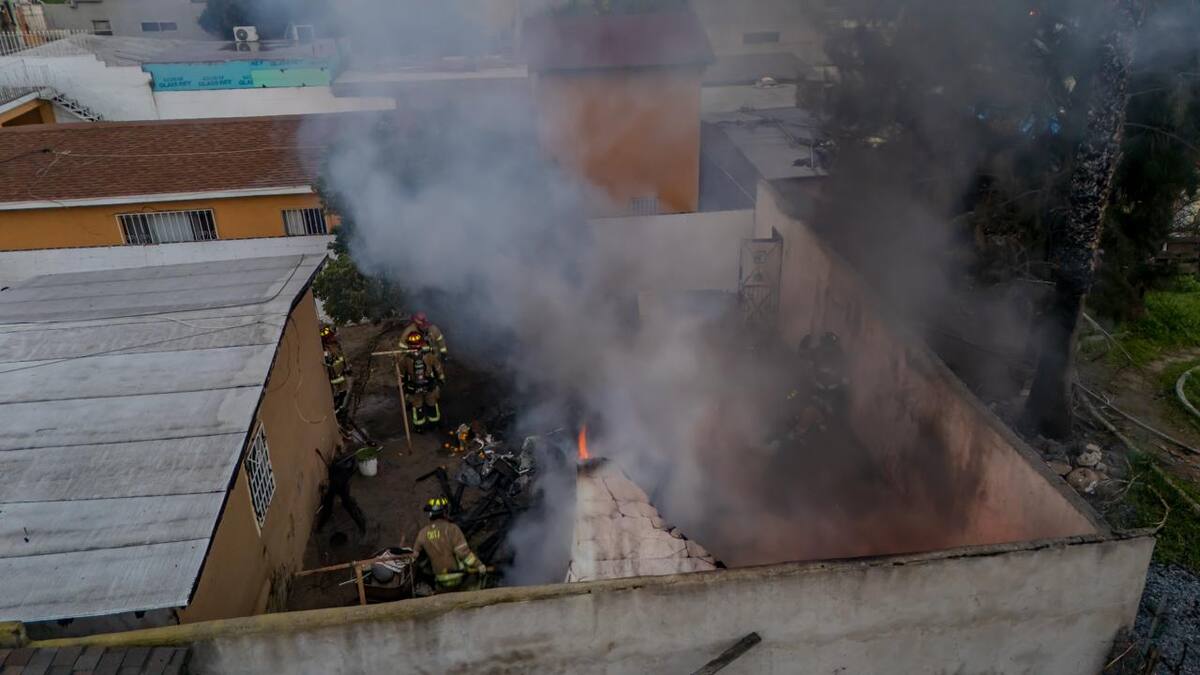 El fuego inició en una bodega y fue controlado por bomberos sin que se reportaran personas lesionadas. Foto: Border Zoom