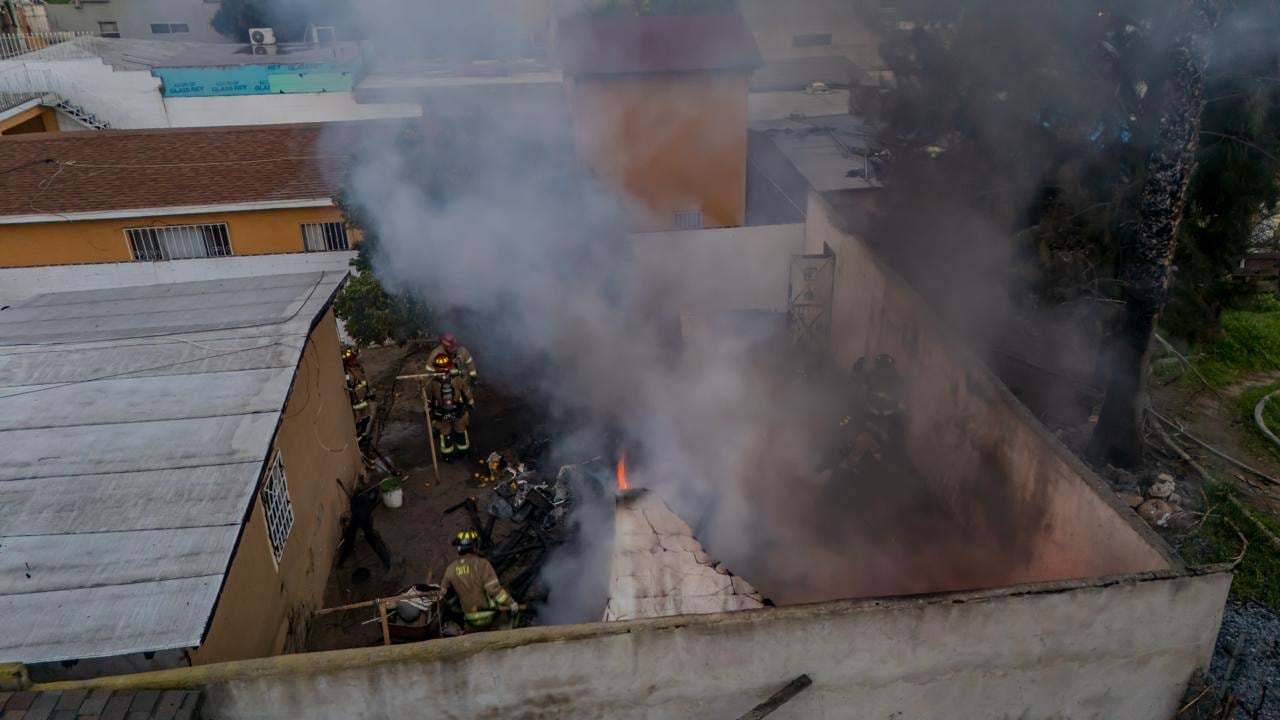El fuego inició en una bodega y fue controlado por bomberos sin que se reportaran personas lesionadas. Foto: Border Zoom