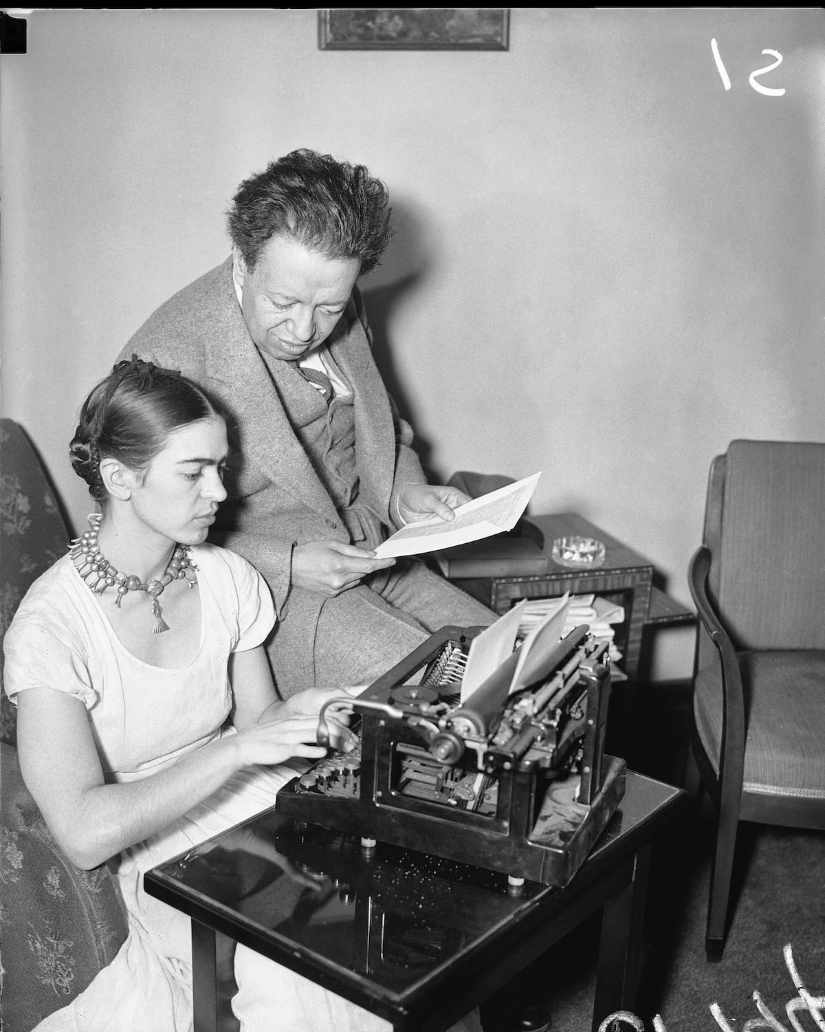 ARCHIVO - Los artistas mexicanos Diego Rivera y Frida Kahlo en Nueva York el 11 de mayo de 1933. El documental "Frida" cuenta la historia de Kahlo a partir de sus diarios y cartas. (Foto AP)