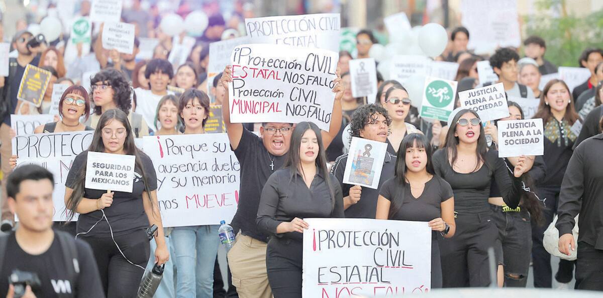 Estudiantes universitarios se manifestaron para exigir justicia por las víctimas del incendio de Waldo’s en una marcha realizada el 7 de noviembre en Hermosillo. FOTO: ELEAZAR ESCOBAR