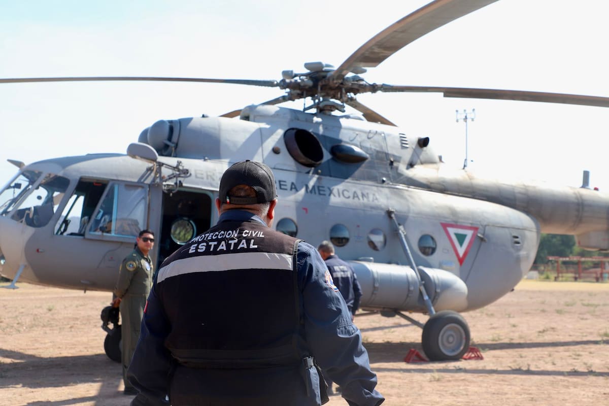 Incendio forestal en Arivechi alcanza 55% de control; helicóptero de la Fuerza Aérea Mexicana se suma al combate