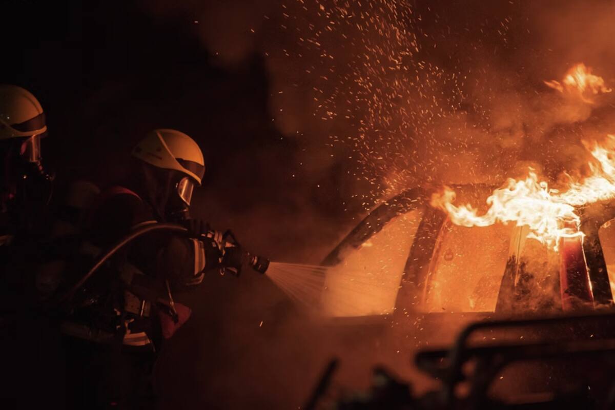 Auto se incendia con una madre y sus hijos dentro en Saltillo