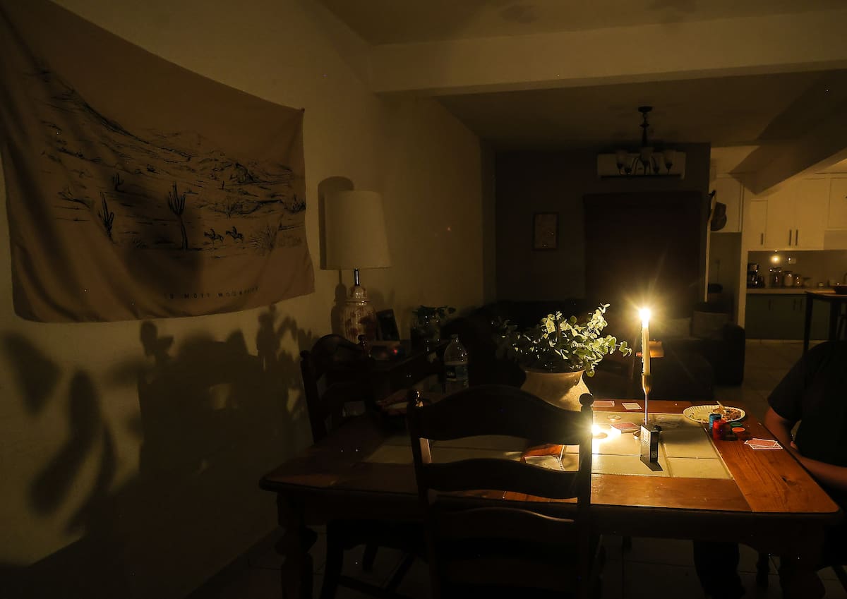 Usuarios con fallas de energía eléctrica pueden reportarlas directamente a la CFE a través del número 071. FOTO: GH