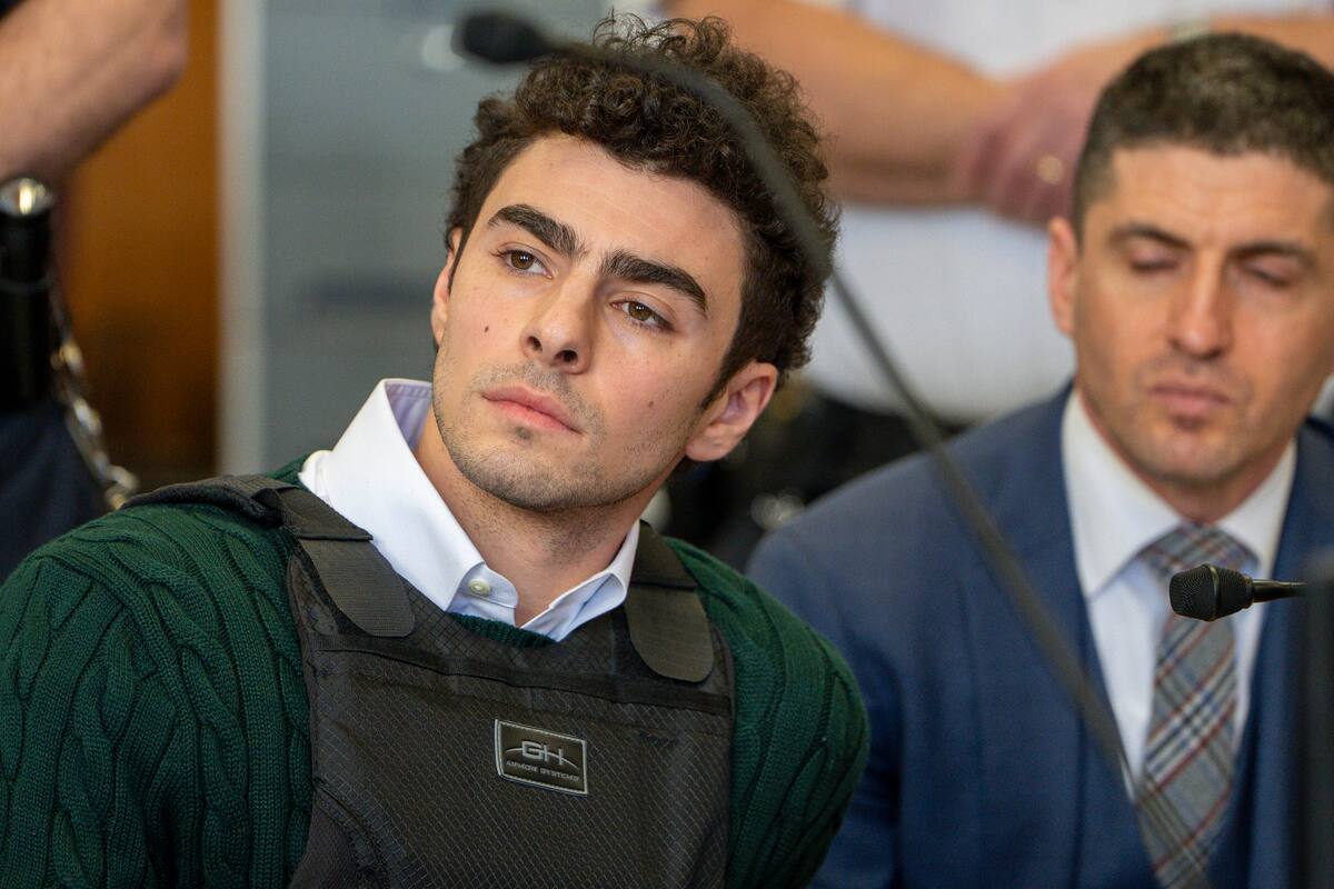 Luigi Mangione, quien ha sido acusado del asesinato del director ejecutivo de UnitedHealthcare, Brian Thompson. EFE/EPA/STEVEN HIRSCH / POOL